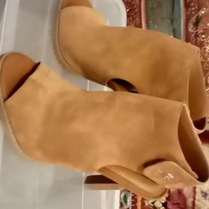 DKNY 7.5 Tan Suede 3.5" heeled sandals